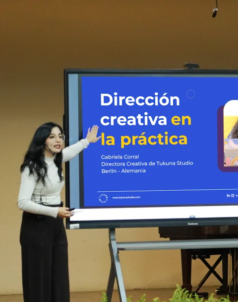 Gaby presenting “Dirección creativa en la práctica”